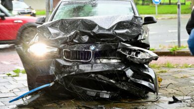 Brandweer bevrijdt inzittenden na zware botsing tussen twee auto’s in Hoorn