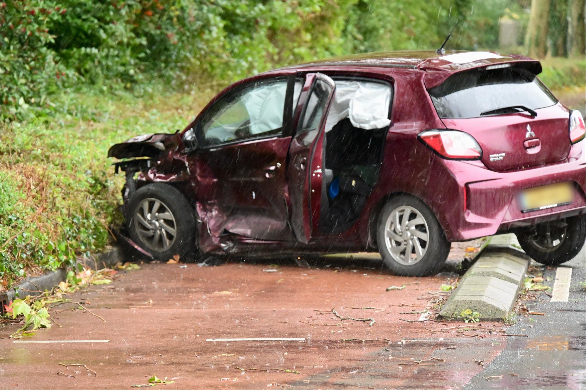 Brandweer bevrijdt inzittenden na zware botsing tussen twee auto’s in Hoorn