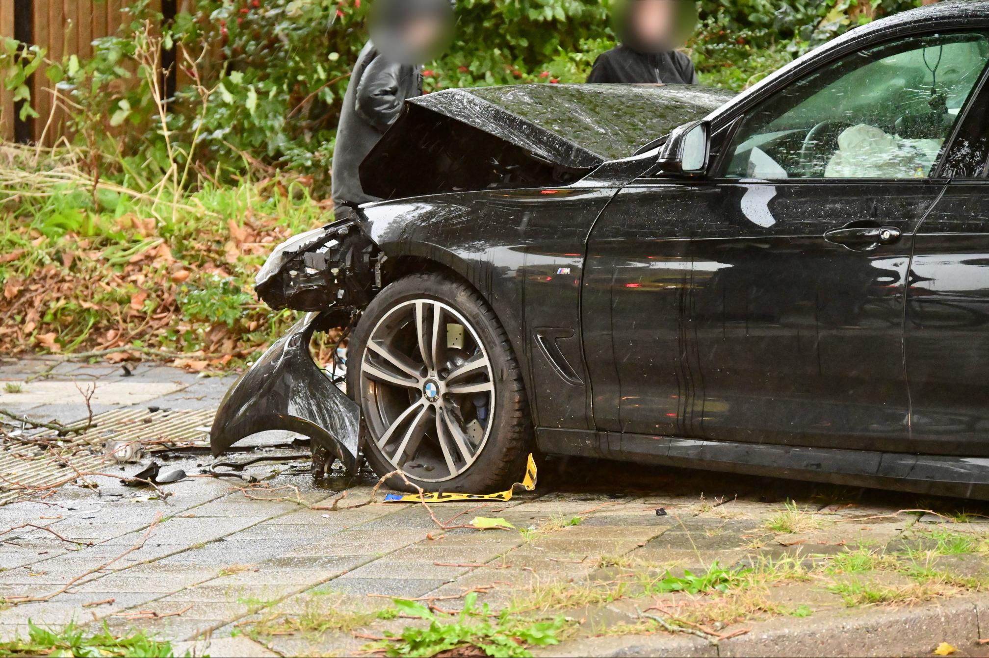 Brandweer bevrijdt inzittenden na zware botsing tussen twee auto’s in Hoorn
