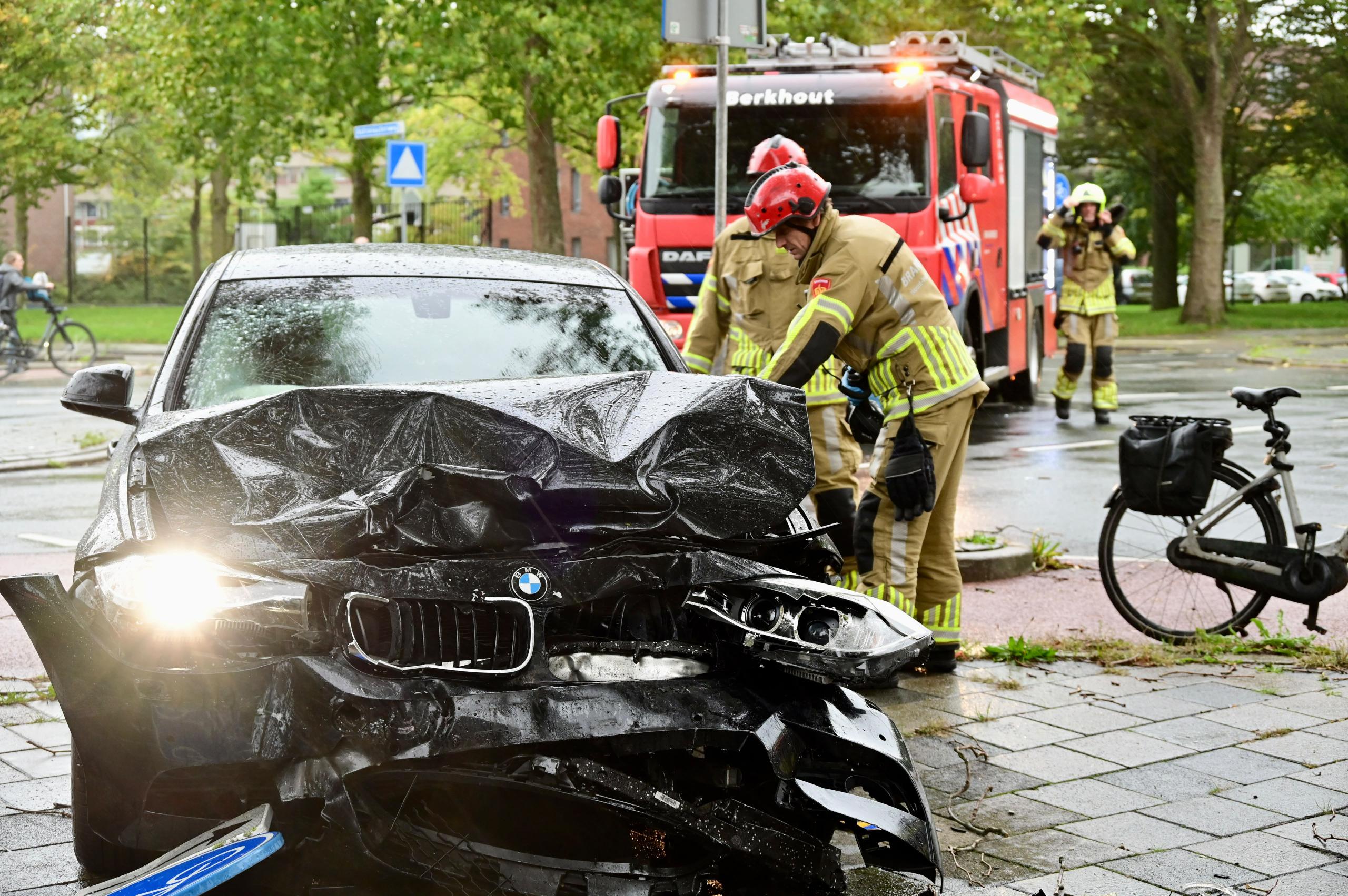 Brandweer bevrijdt inzittenden na zware botsing tussen twee auto’s in Hoorn