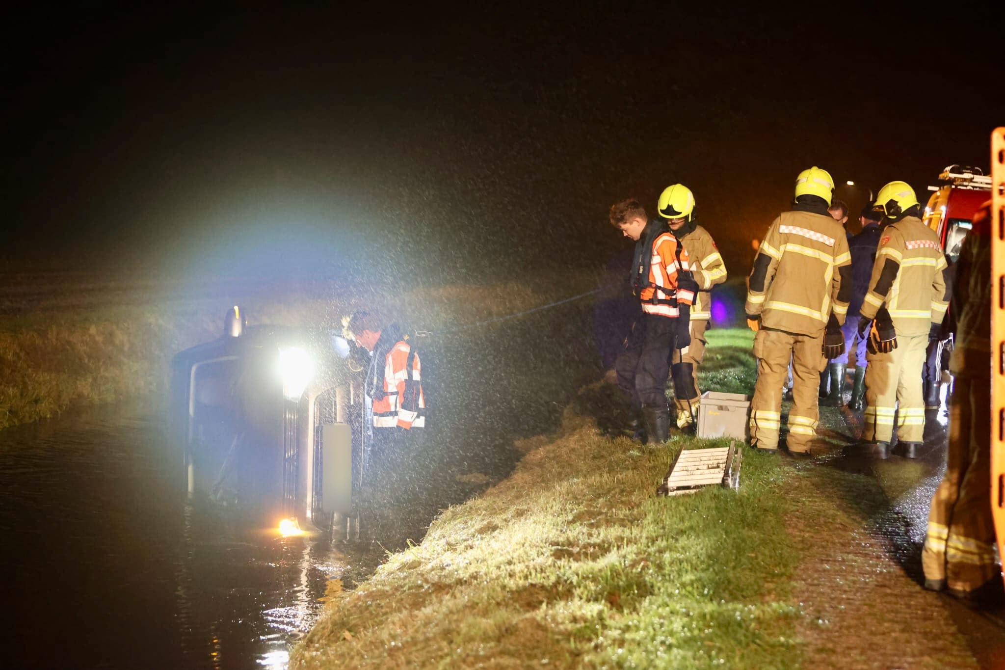 Auto belandt op zijkant in water na uitwijkmanoeuvre in Sint Maartensvlotbrug