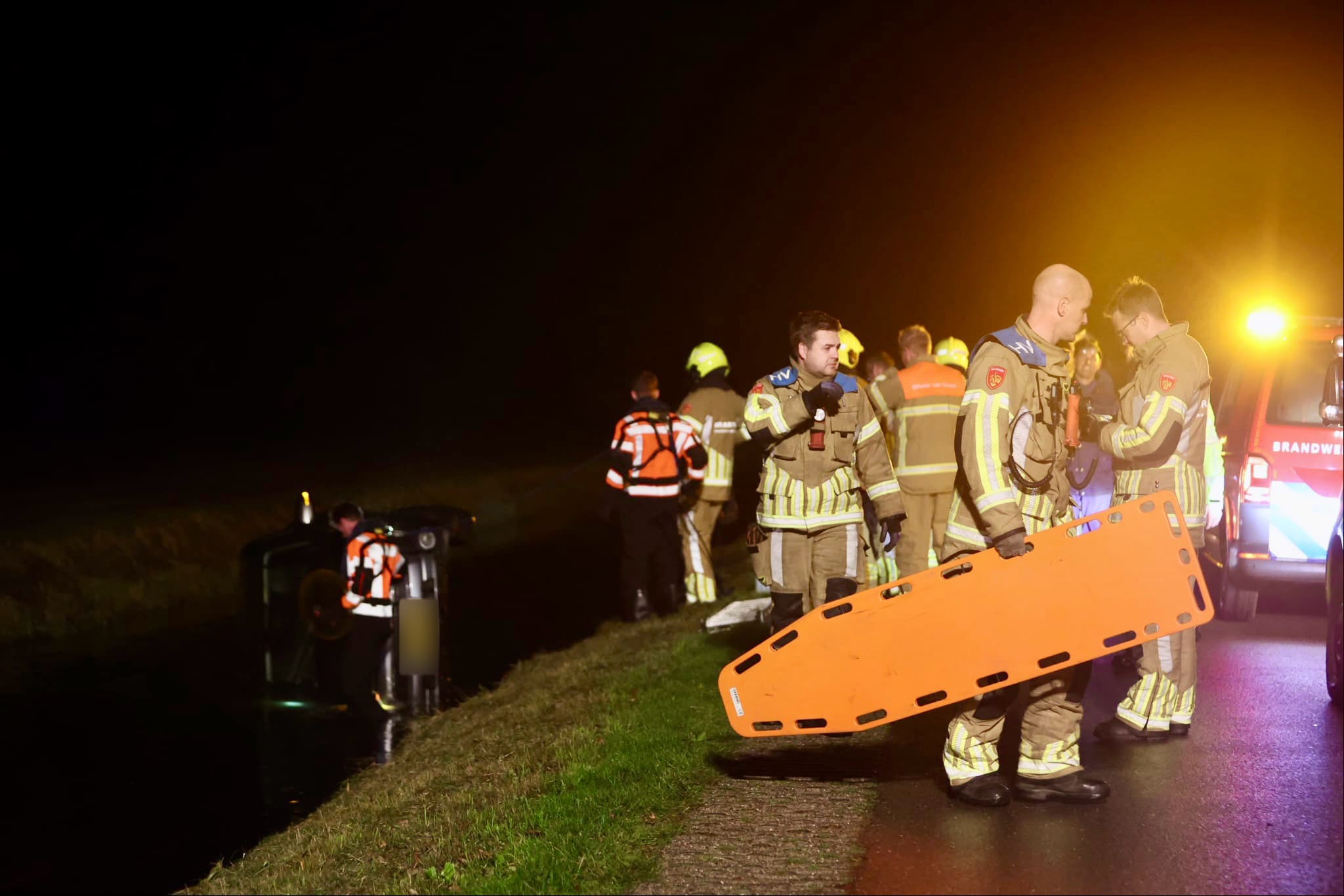 Auto belandt op zijkant in water na uitwijkmanoeuvre in Sint Maartensvlotbrug