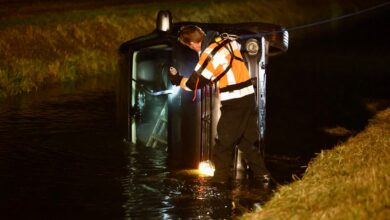 Auto belandt op zijkant in water na uitwijkmanoeuvre in Sint Maartensvlotbrug