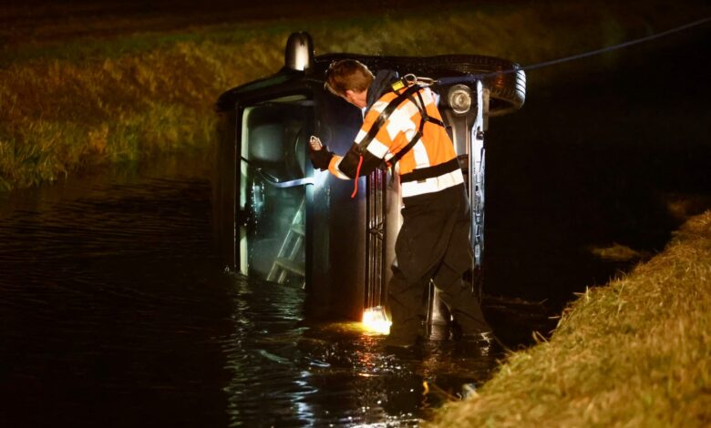 Auto belandt op zijkant in water na uitwijkmanoeuvre in Sint Maartensvlotbrug