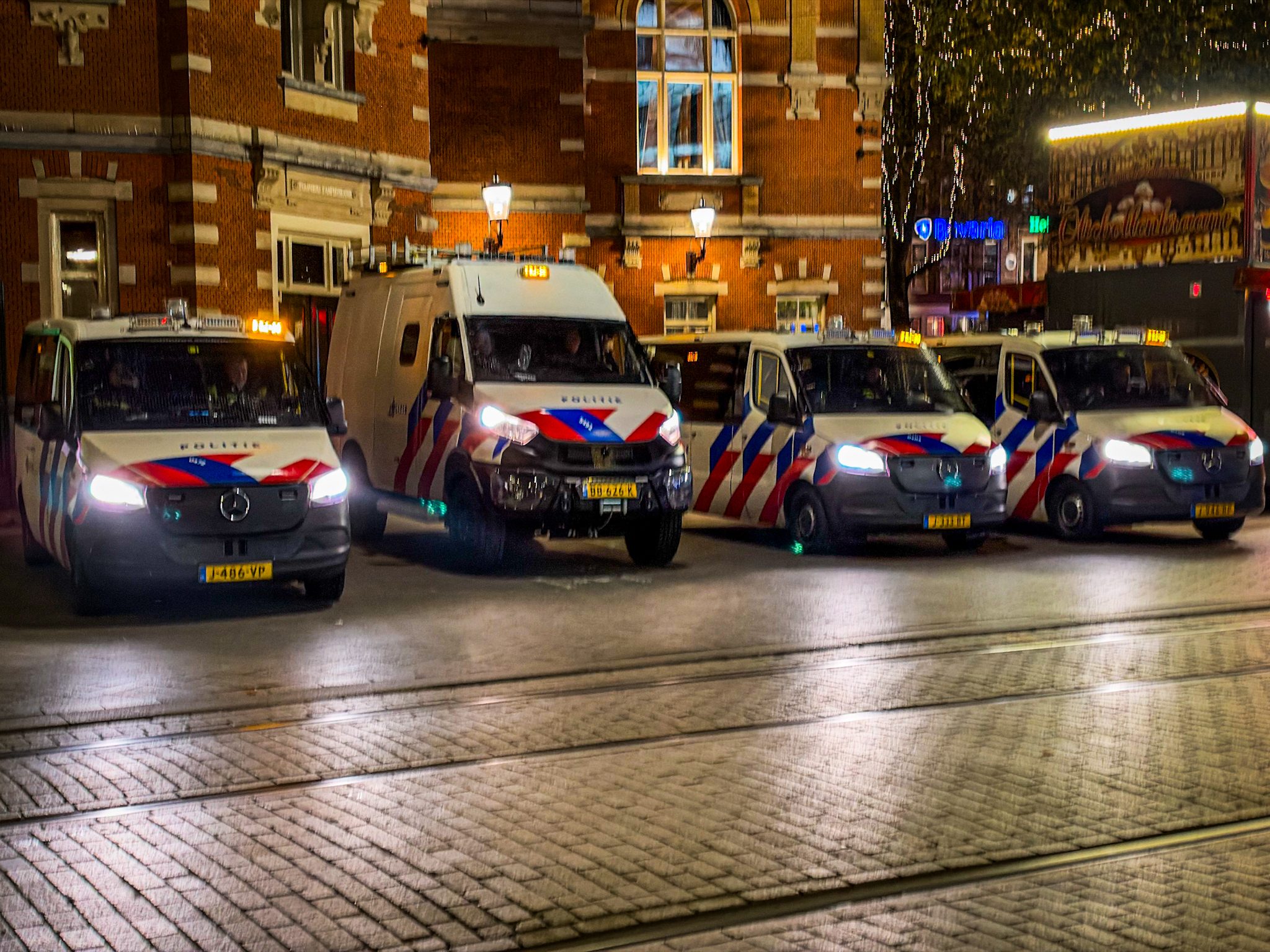 Mobiele eenheid paraat in Amsterdam na online oproepen tot rellen