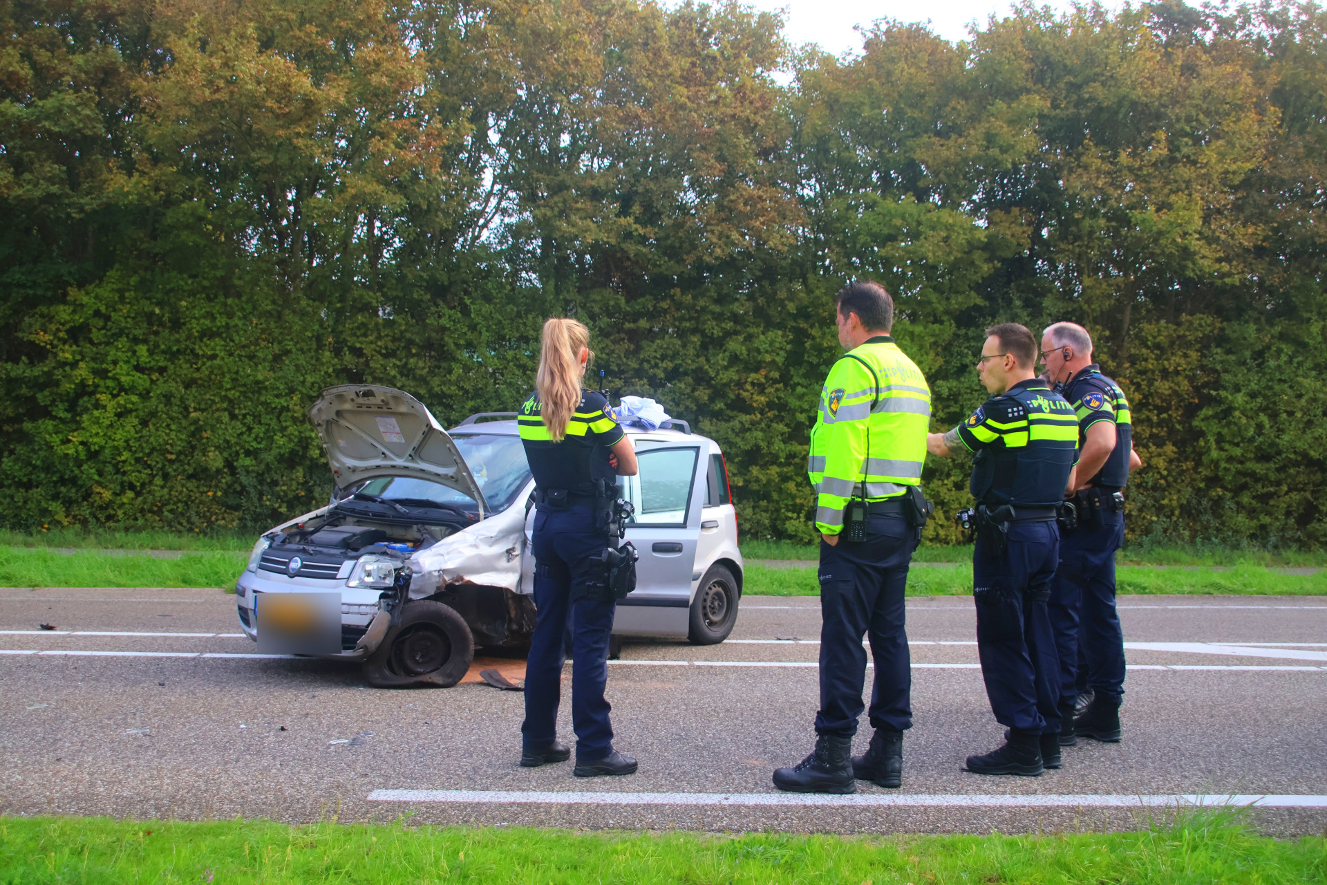 Meerdere gewonden bij frontale botsing; weg volledig afgesloten in Noordwijk