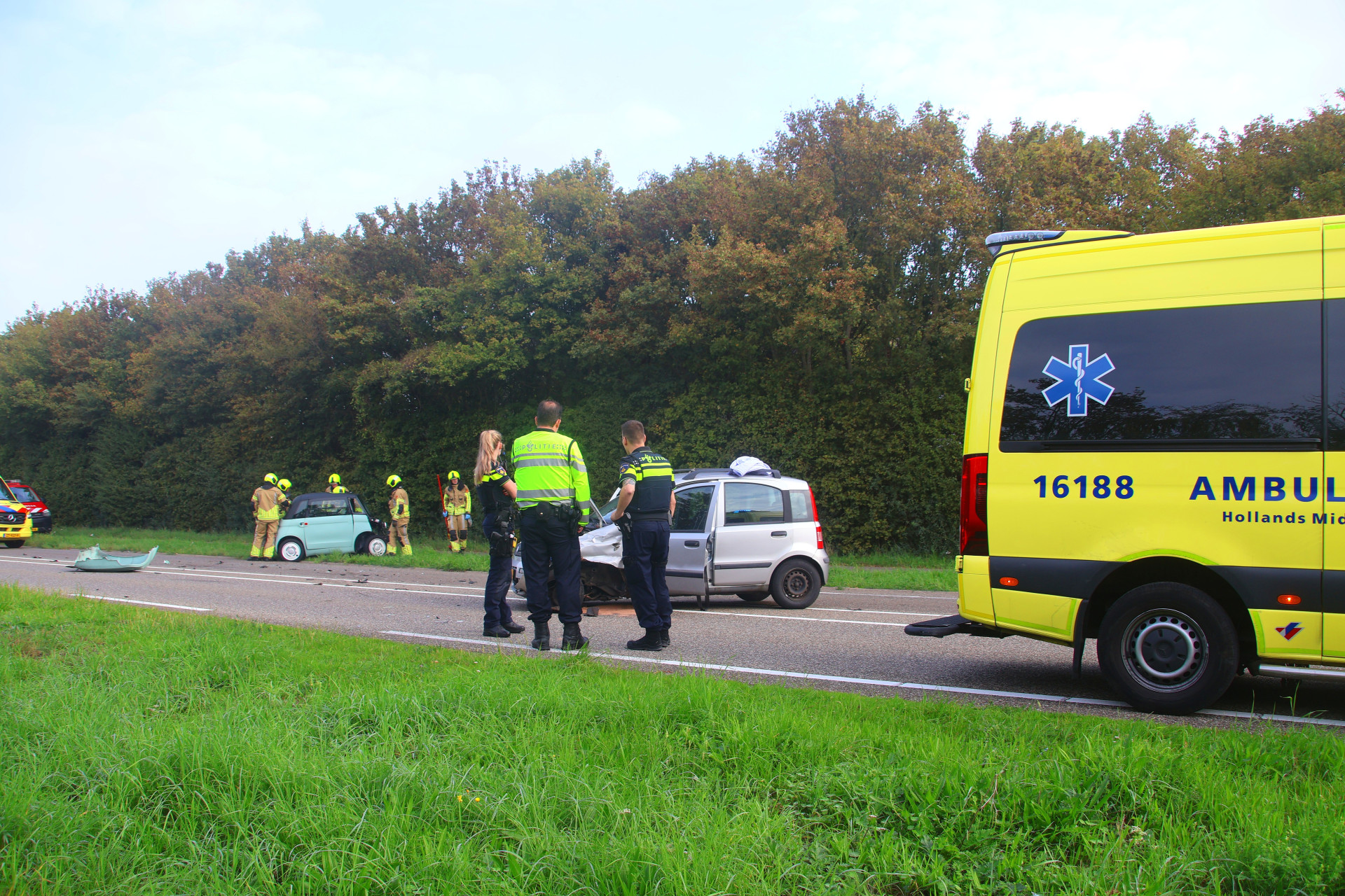 Meerdere gewonden bij frontale botsing; weg volledig afgesloten in Noordwijk
