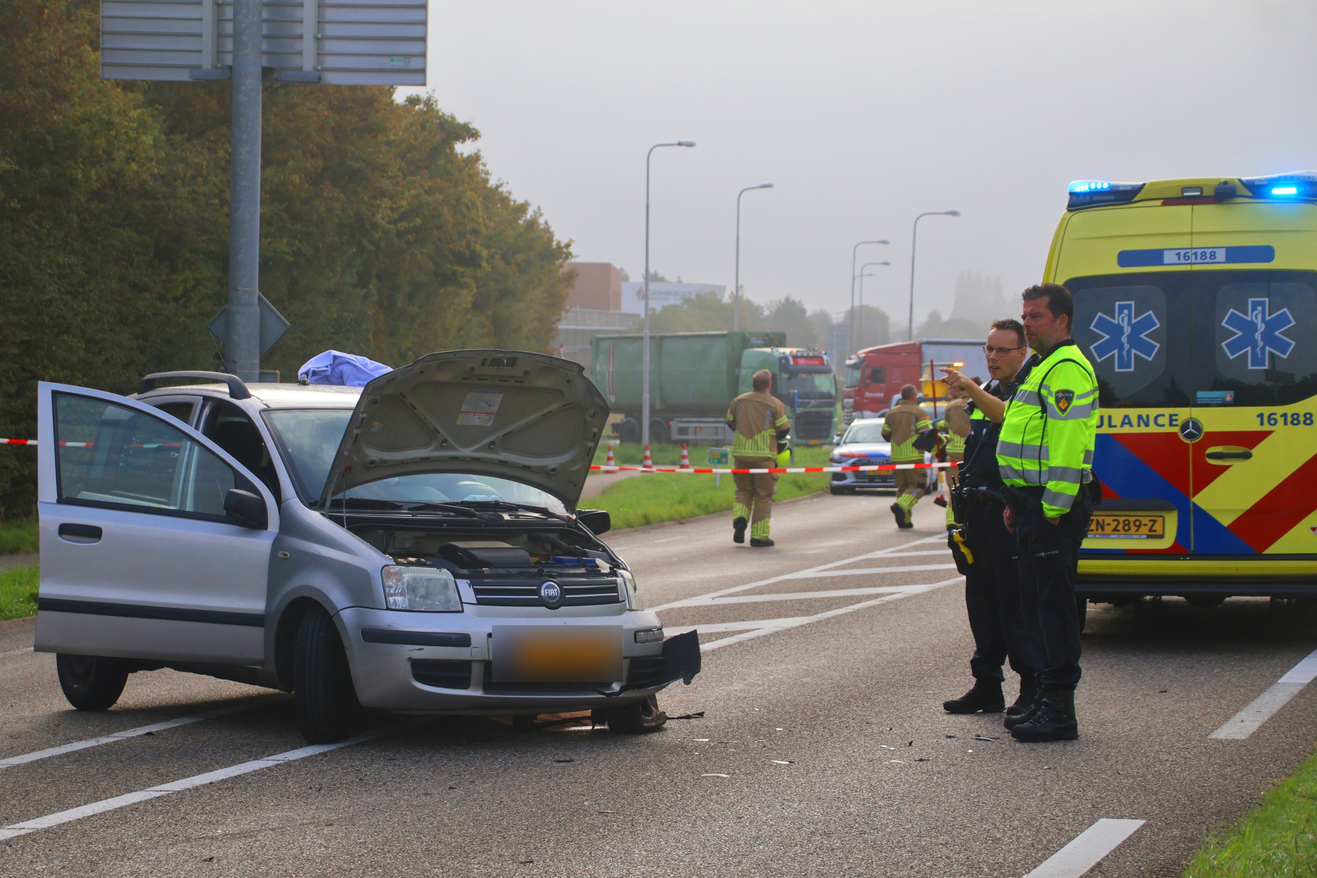 Meerdere gewonden bij frontale botsing; weg volledig afgesloten in Noordwijk