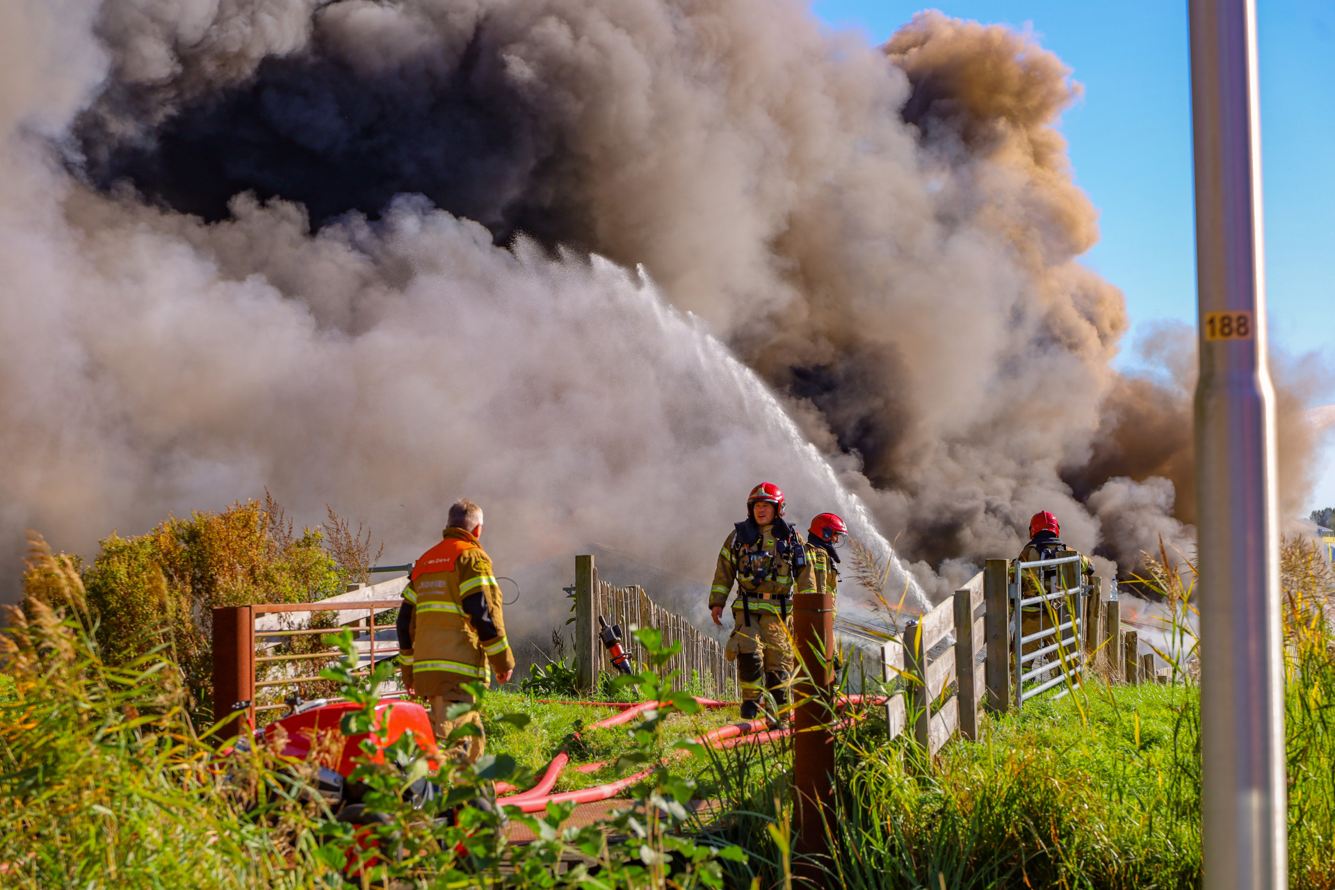 Zeer grote brand in loods vol meubels in Aalsmeer