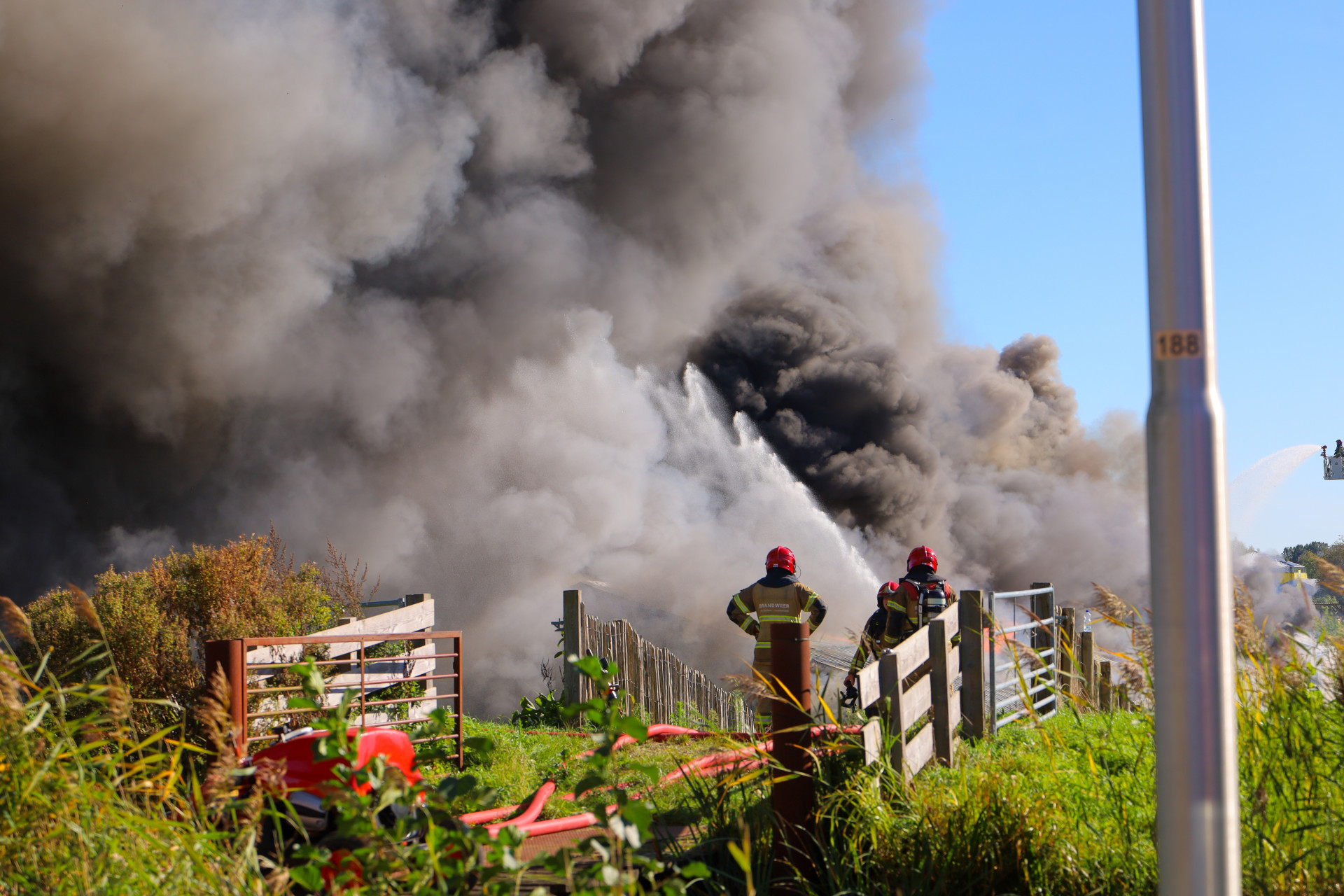 Zeer grote brand in loods vol meubels in Aalsmeer