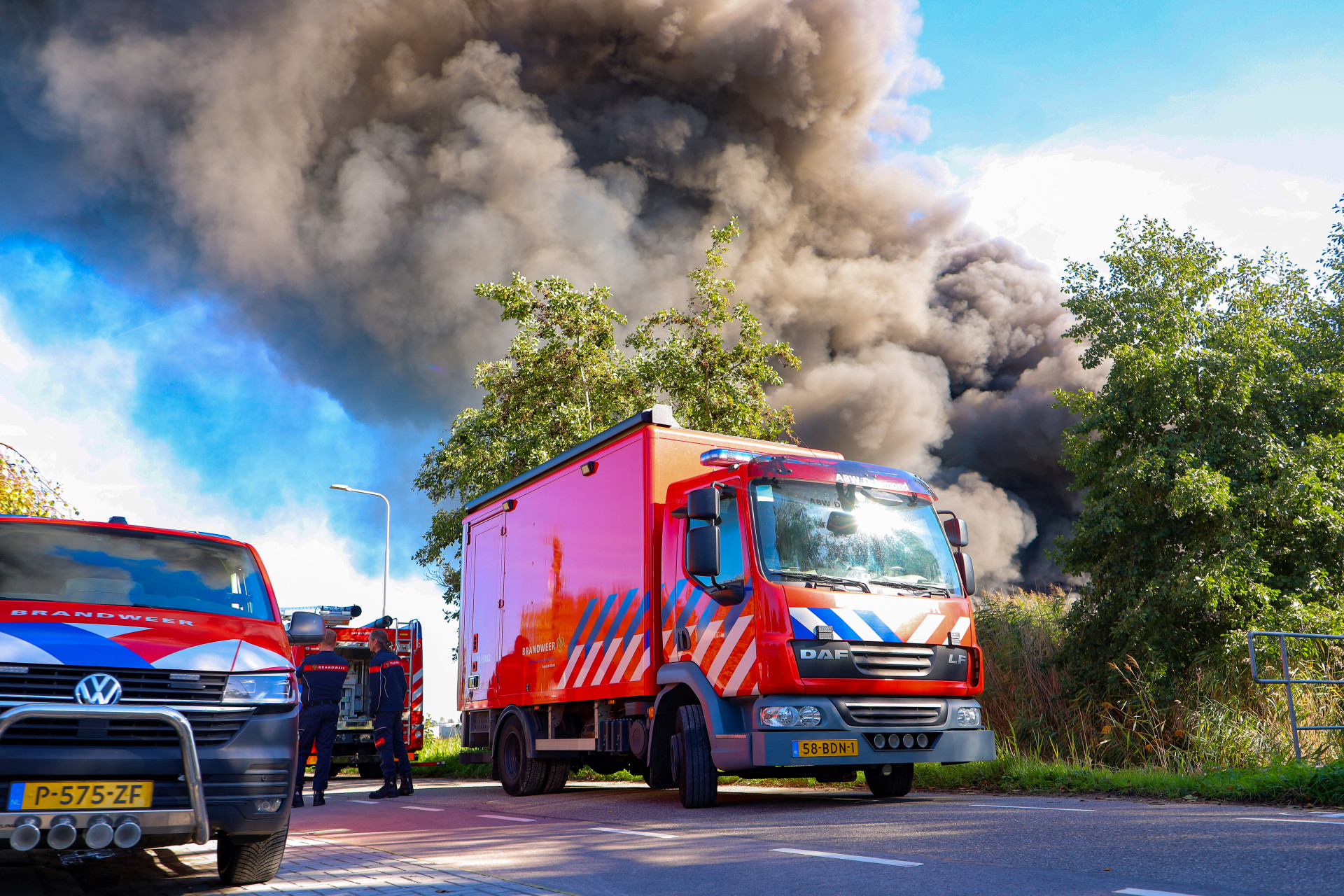 Zeer grote brand in loods vol meubels in Aalsmeer