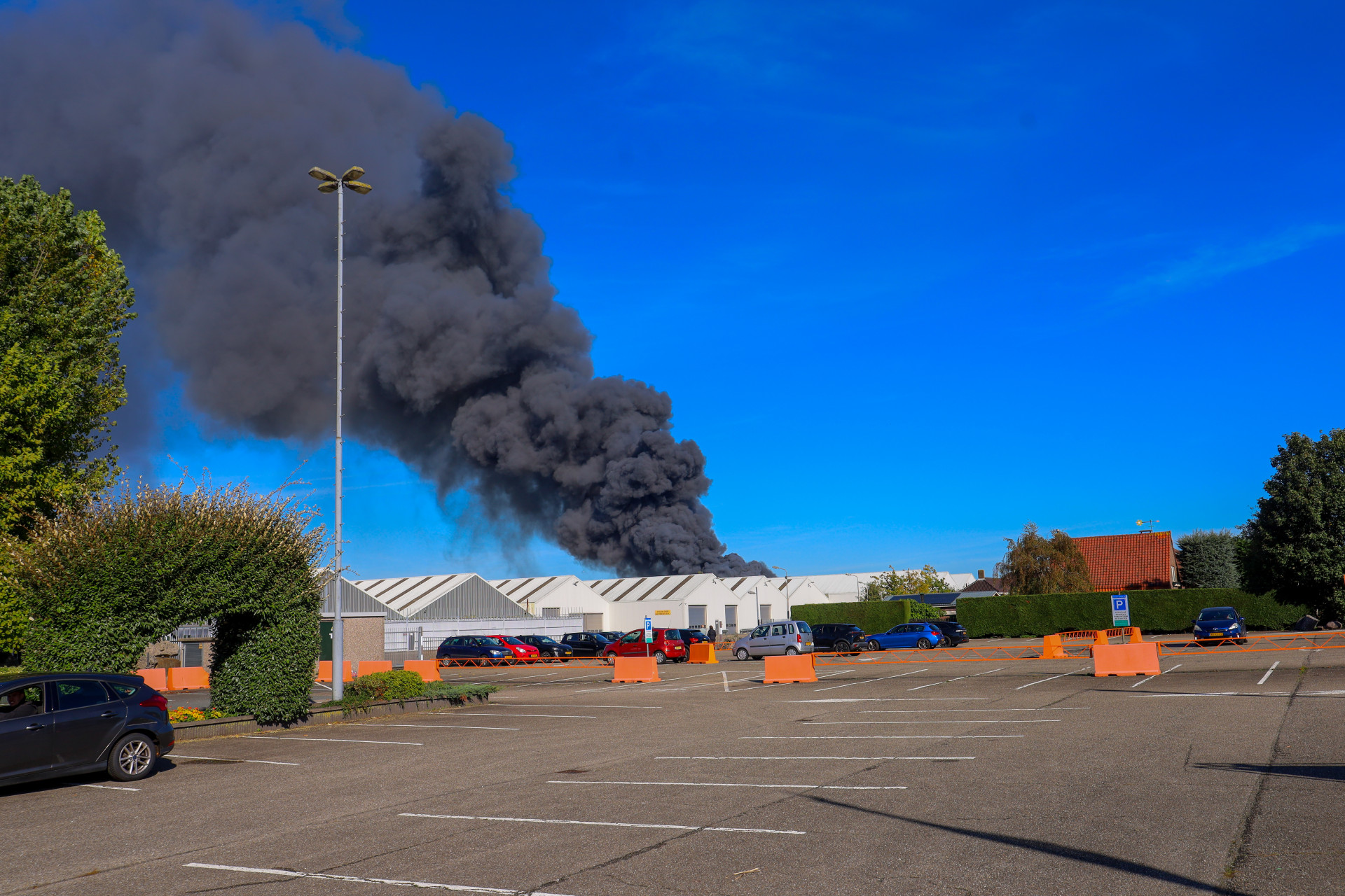 Zeer grote brand in loods vol meubels in Aalsmeer