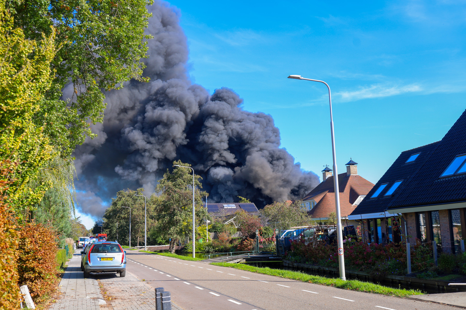 Zeer grote brand in loods vol meubels in Aalsmeer