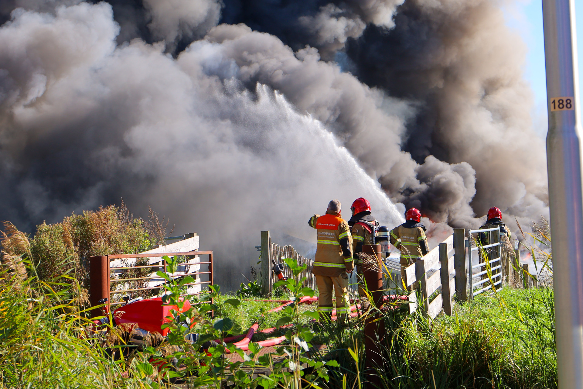 Zeer grote brand in loods vol meubels in Aalsmeer