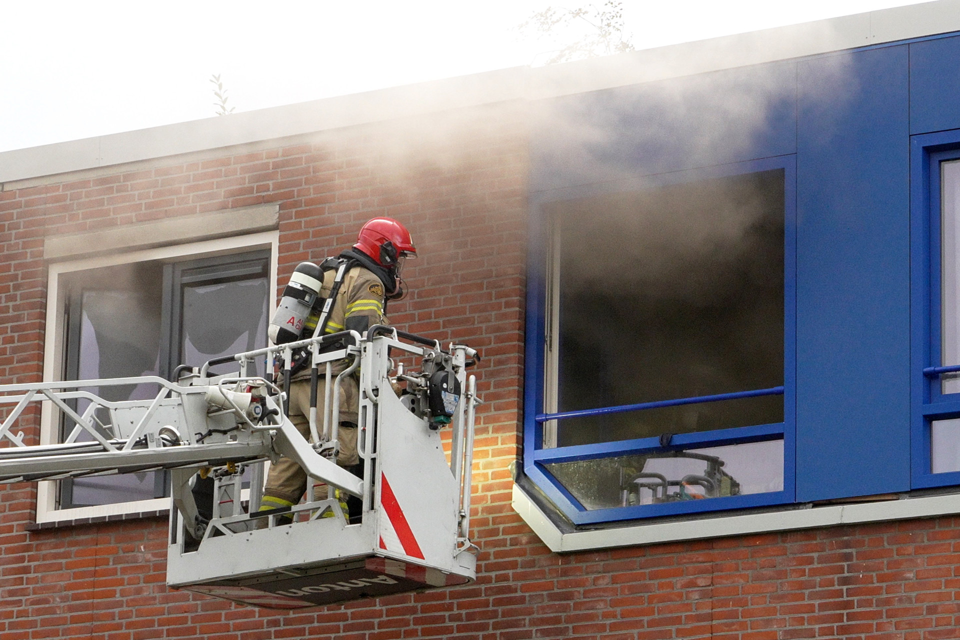 Zwaargewonde bij flinke woningbrand in Amsterdam