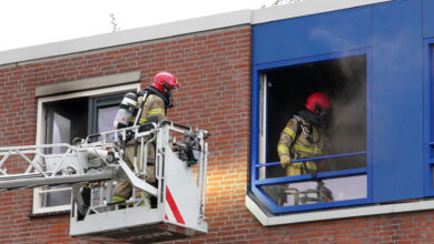 Zwaargewonde bij flinke woningbrand in Amsterdam