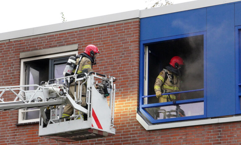 Zwaargewonde bij flinke woningbrand in Amsterdam
