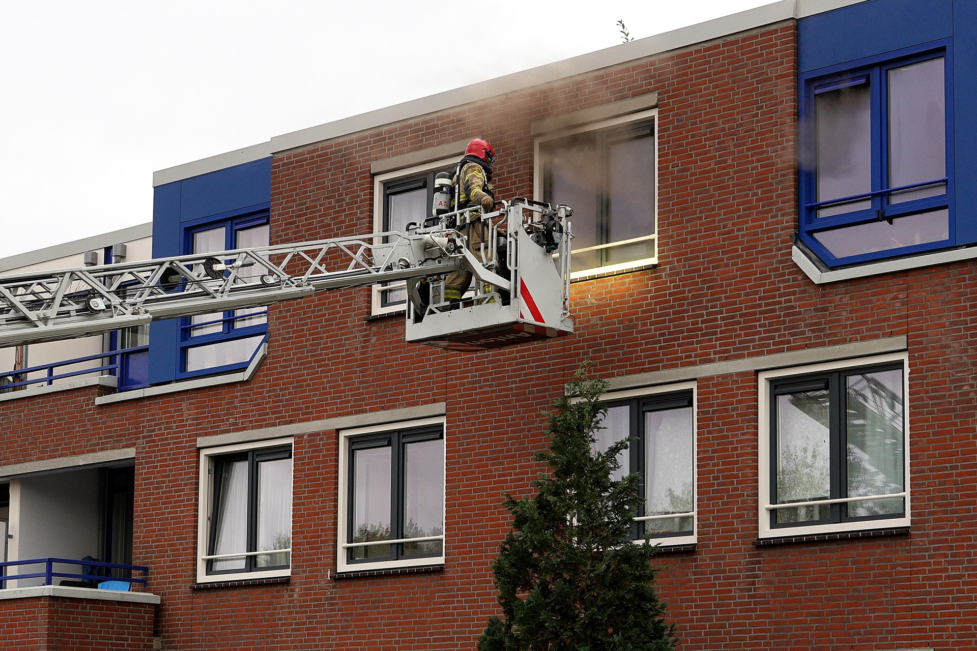 Zwaargewonde bij flinke woningbrand in Amsterdam