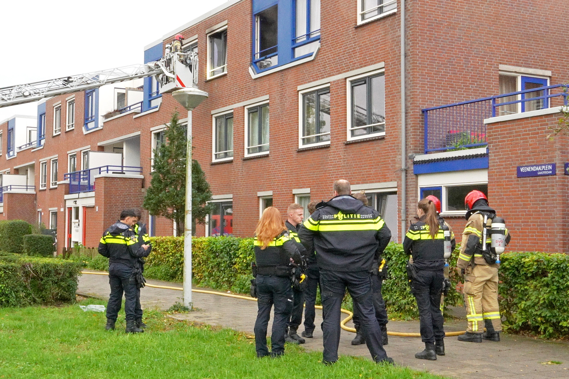 Zwaargewonde bij flinke woningbrand in Amsterdam