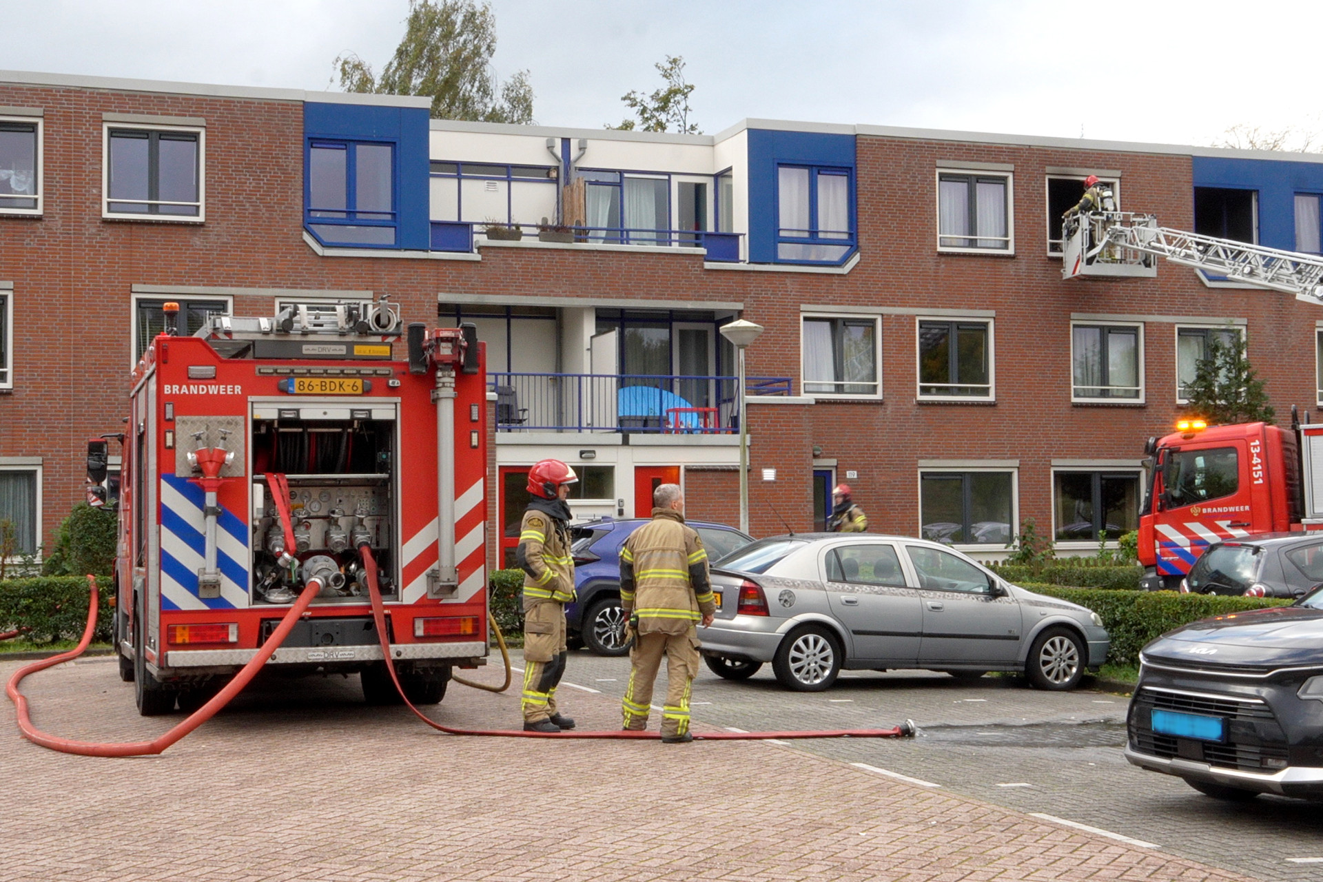 Zwaargewonde bij flinke woningbrand in Amsterdam