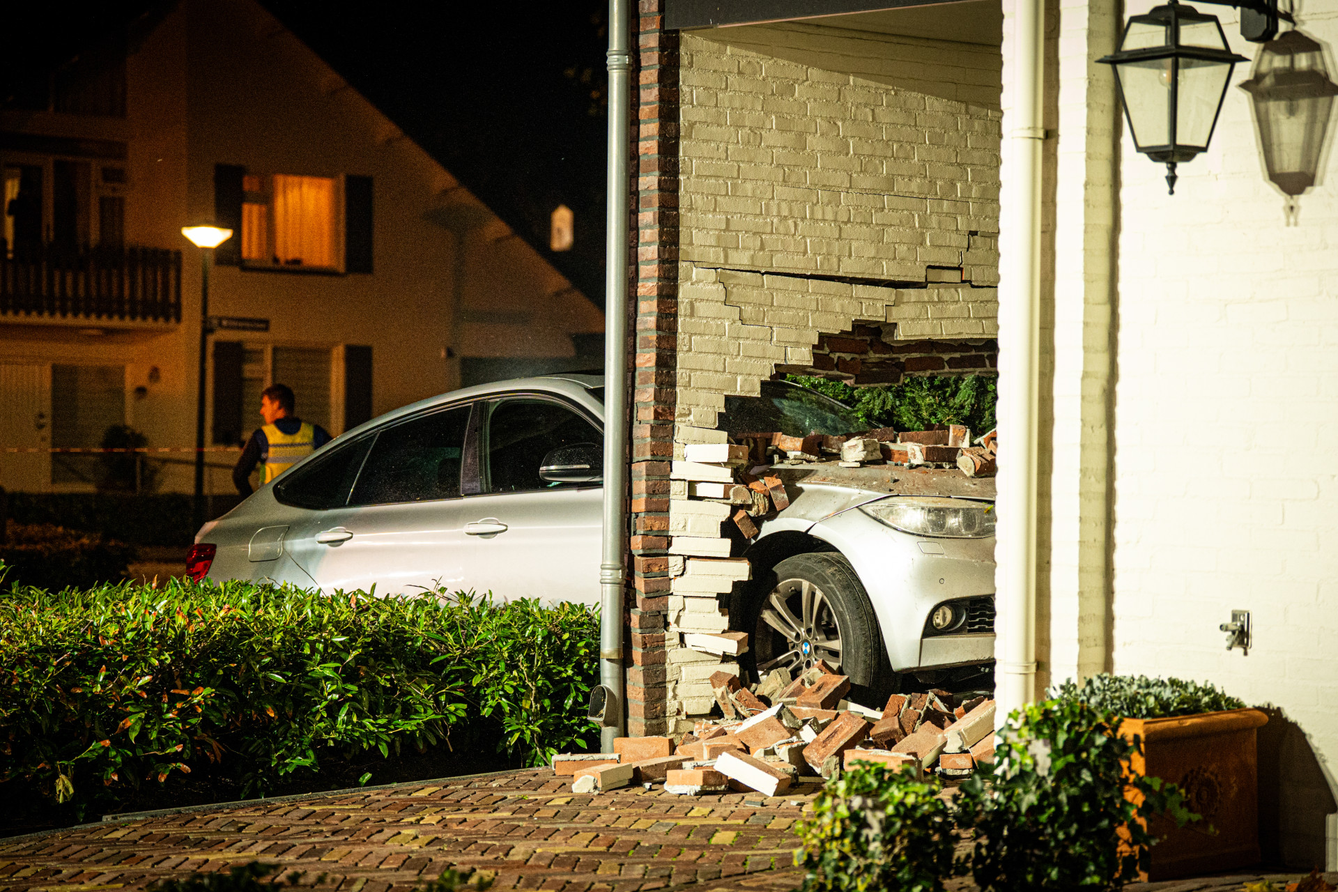Auto sloopt muur en auto bij woning in Heeze
