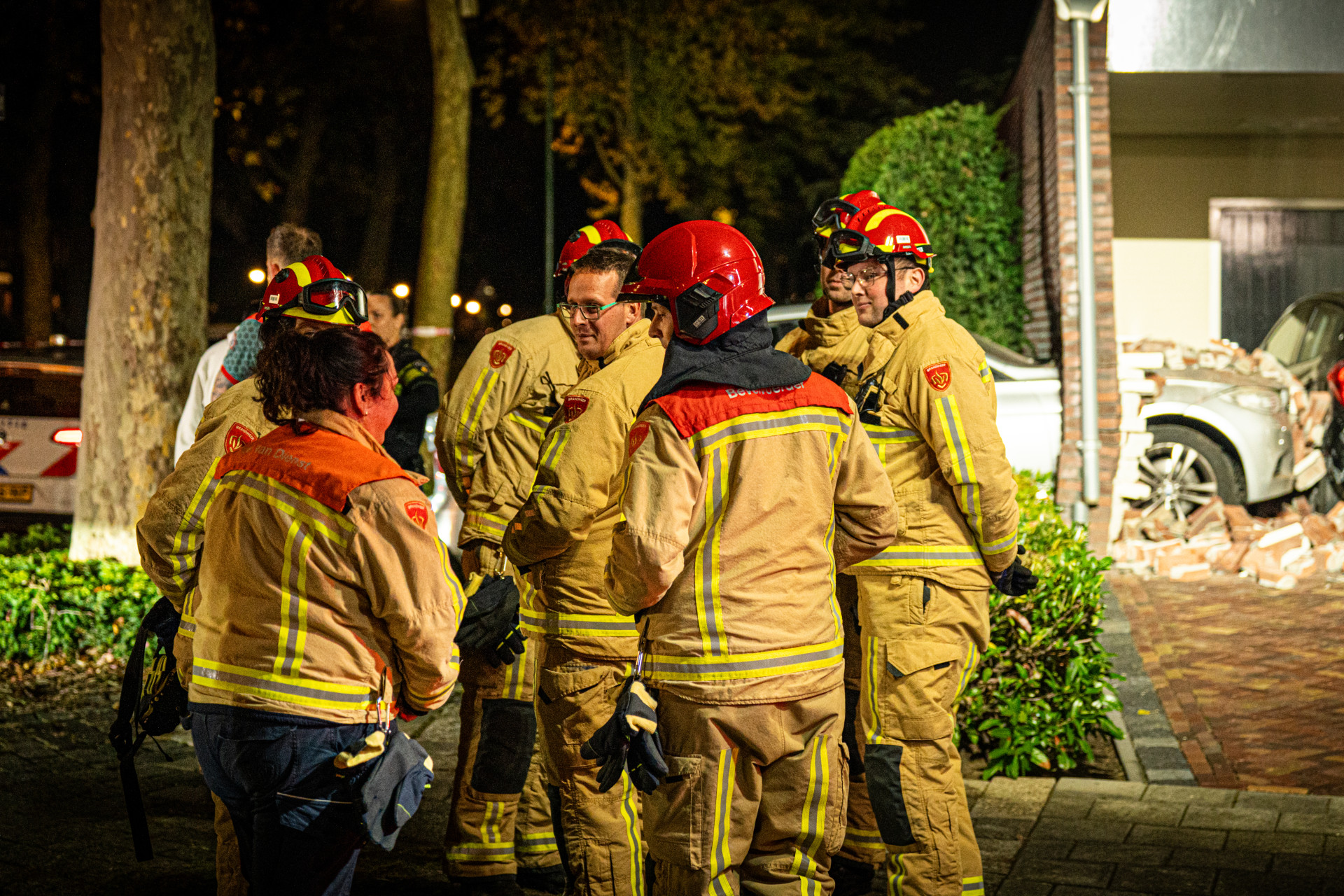 Auto sloopt muur en auto bij woning in Heeze