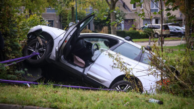 Brandweer voorkomt dat auto verder te water raakt in Oegstgeest