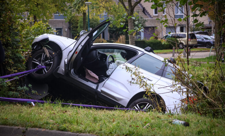 Brandweer voorkomt dat auto verder te water raakt in Oegstgeest