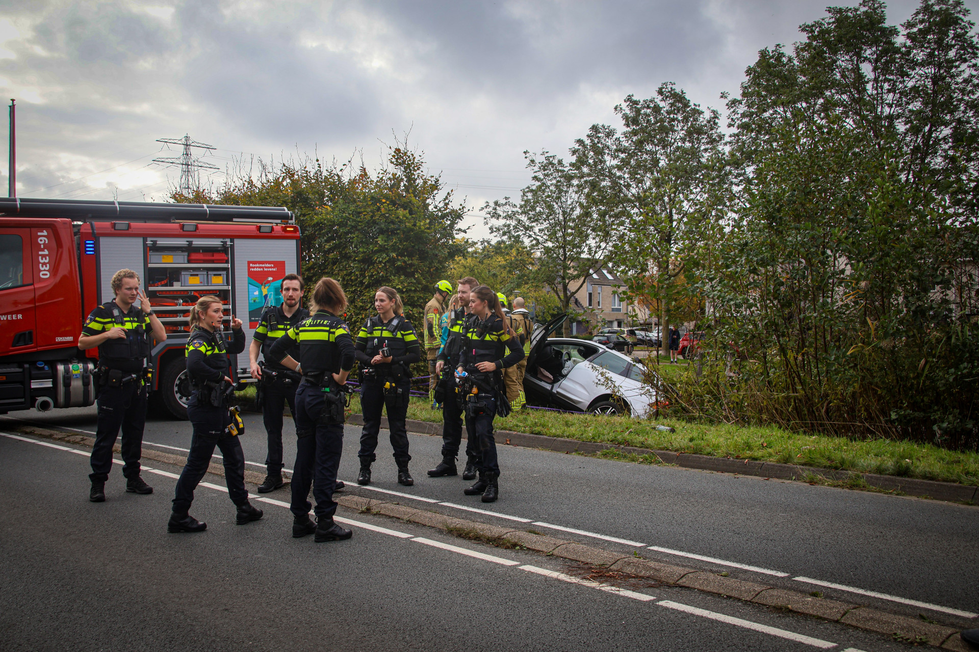 Brandweer voorkomt dat auto verder te water raakt in Oegstgeest