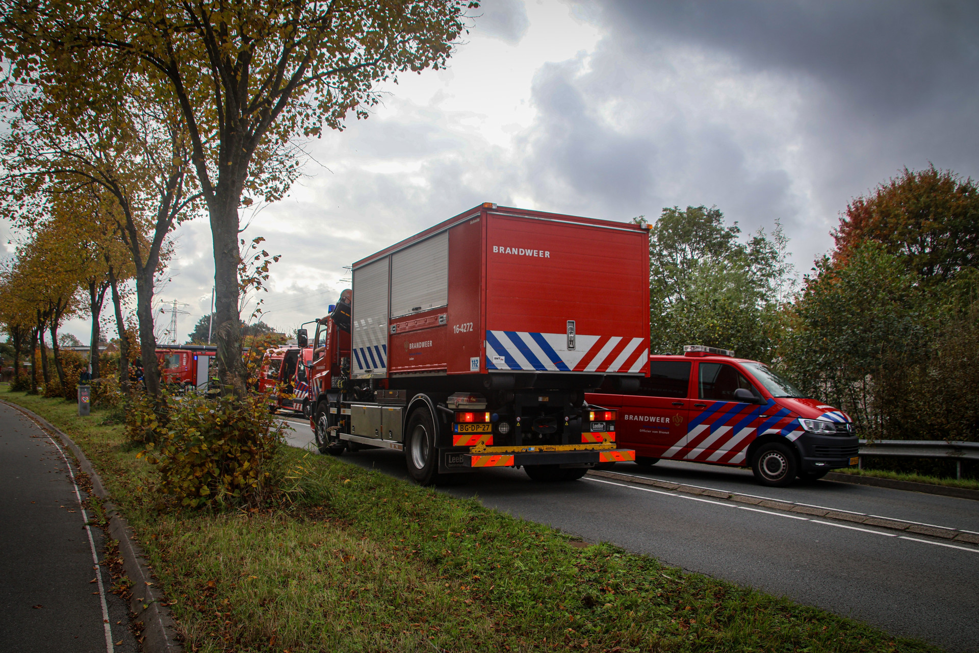 Brandweer voorkomt dat auto verder te water raakt in Oegstgeest