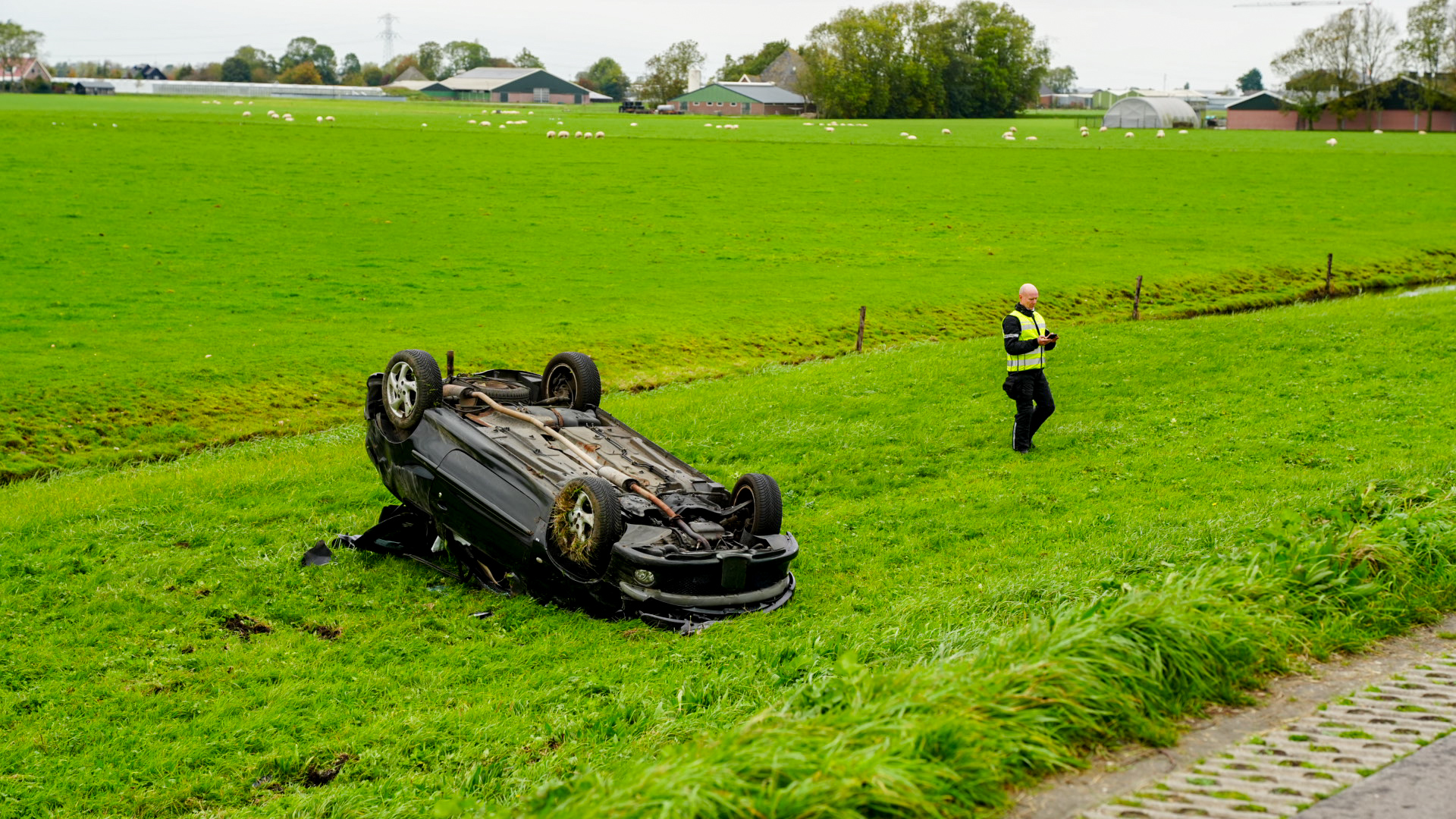 Auto raakt van de dijk en slaat over de kop in Heerhugowaard