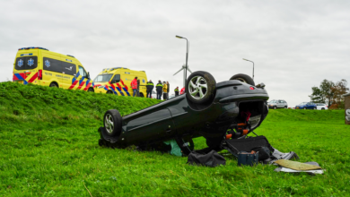 Auto raakt van de dijk en slaat over de kop in Heerhugowaard