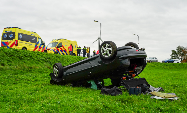 Auto raakt van de dijk en slaat over de kop in Heerhugowaard