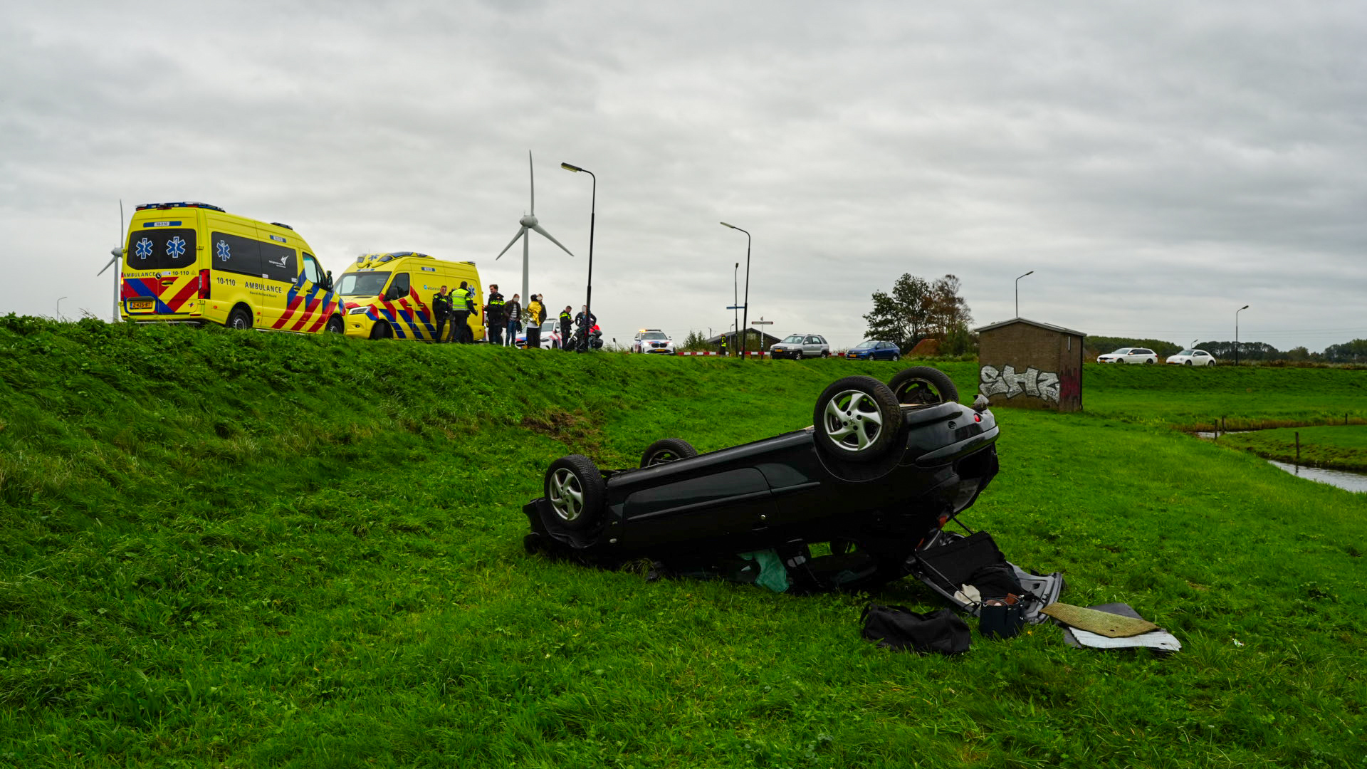 Auto raakt van de dijk en slaat over de kop in Heerhugowaard