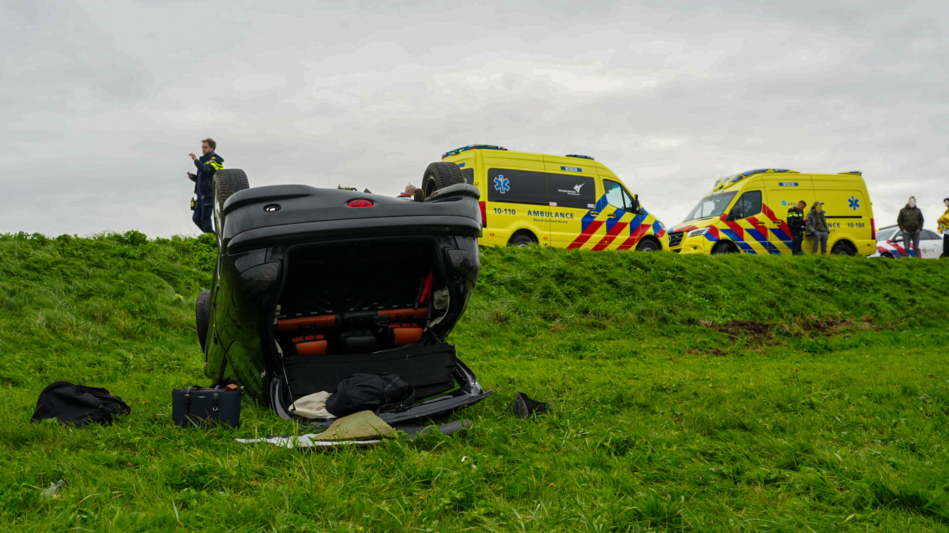 Auto raakt van de dijk en slaat over de kop in Heerhugowaard