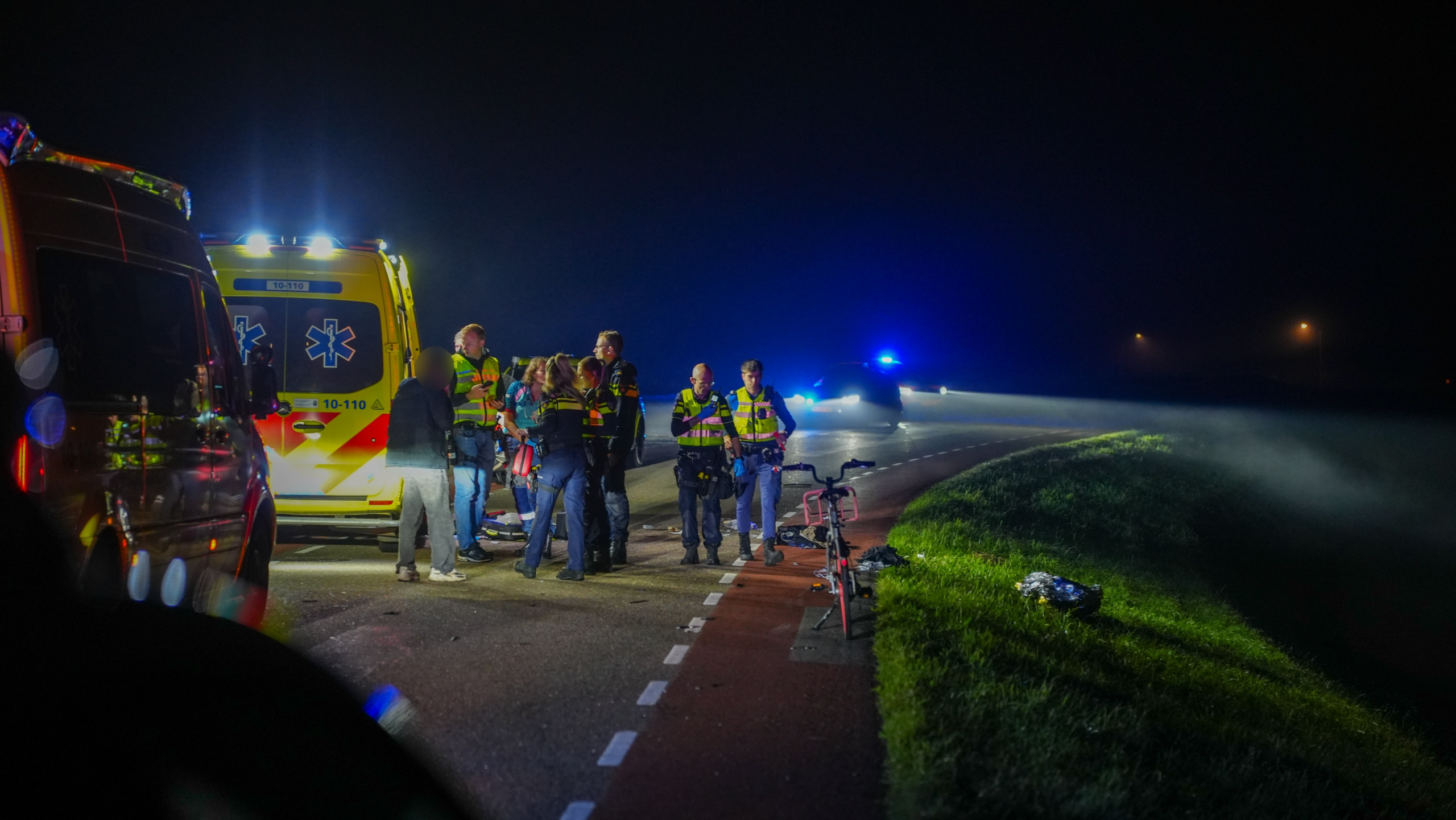 Twee zwaargewonden na aanrijding met auto op dijk in Hoorn