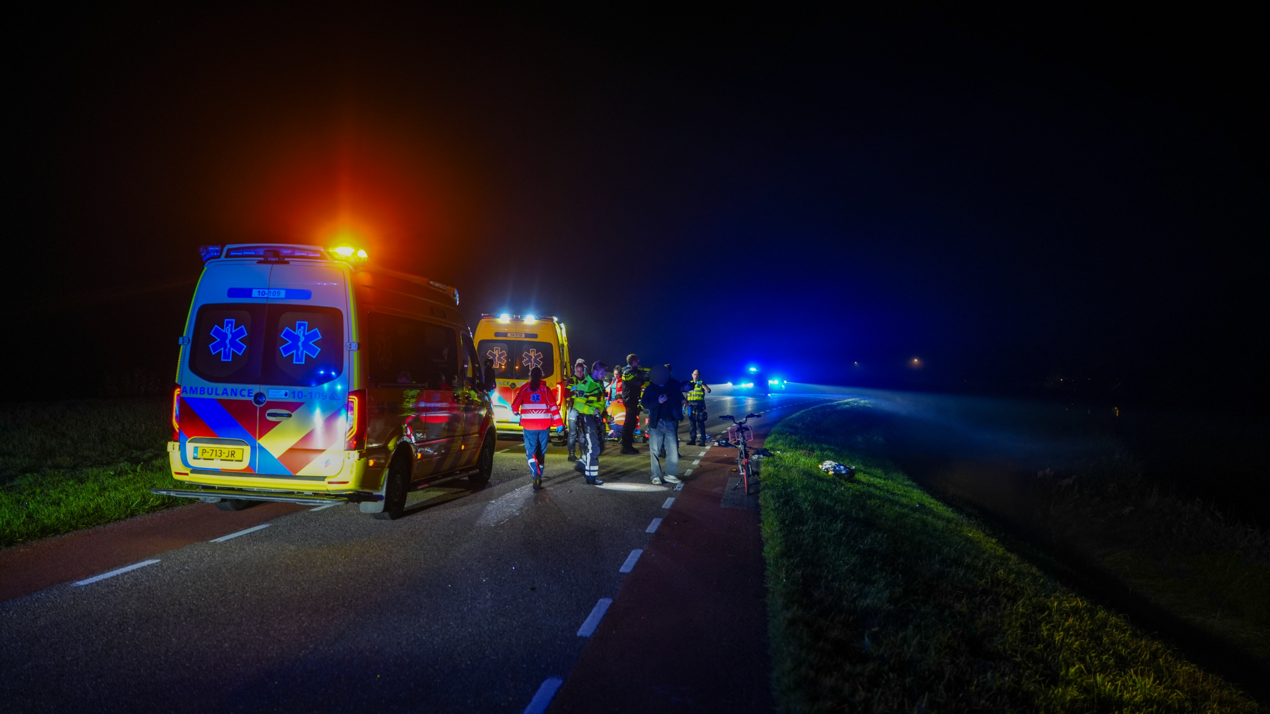 Twee zwaargewonden na aanrijding met auto op dijk in Hoorn