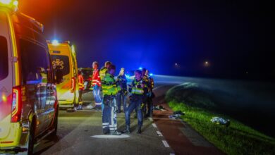 Twee zwaargewonden na aanrijding met auto op dijk in Hoorn
