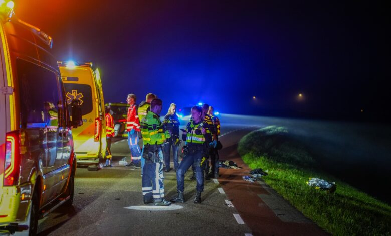 Twee zwaargewonden na aanrijding met auto op dijk in Hoorn