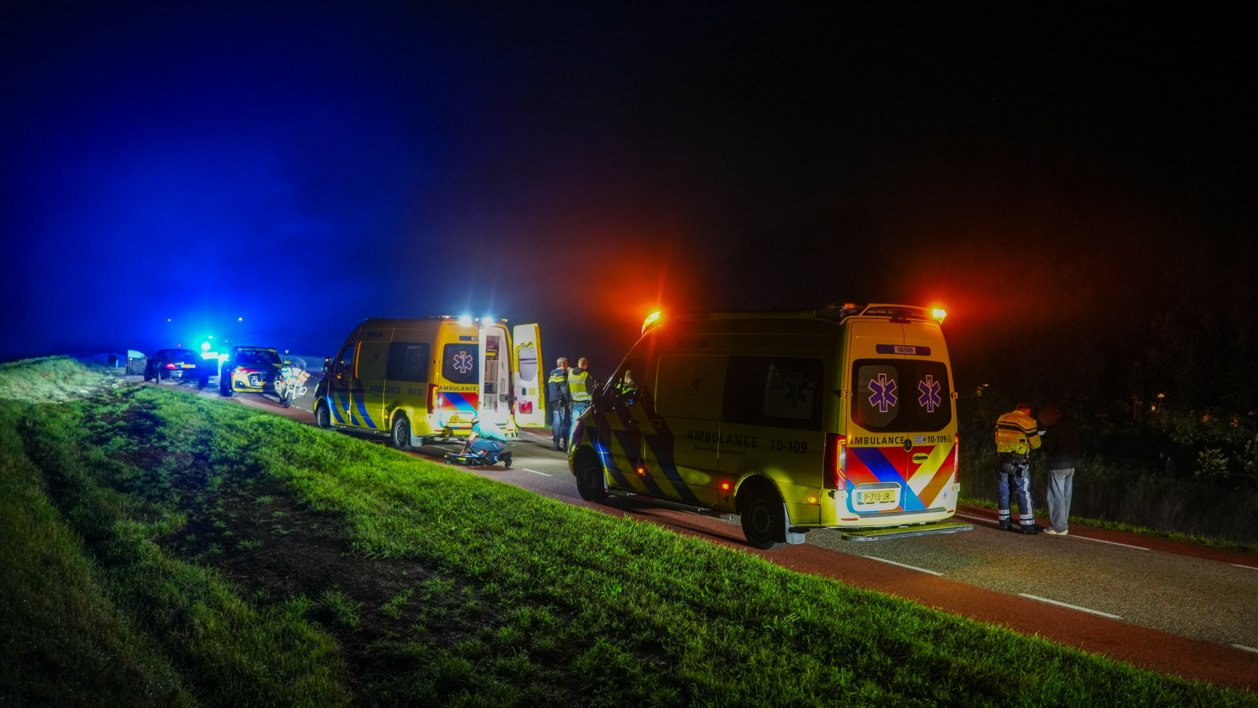 Twee zwaargewonden na aanrijding met auto op dijk in Hoorn