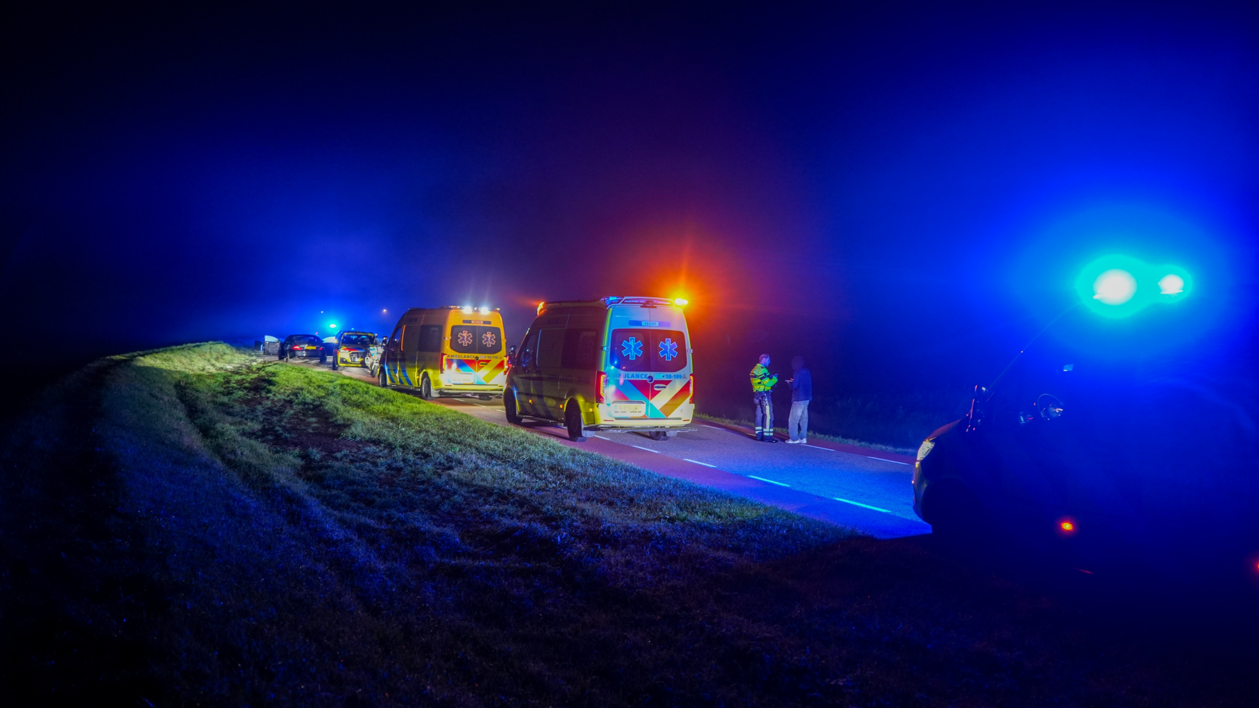 Twee zwaargewonden na aanrijding met auto op dijk in Hoorn