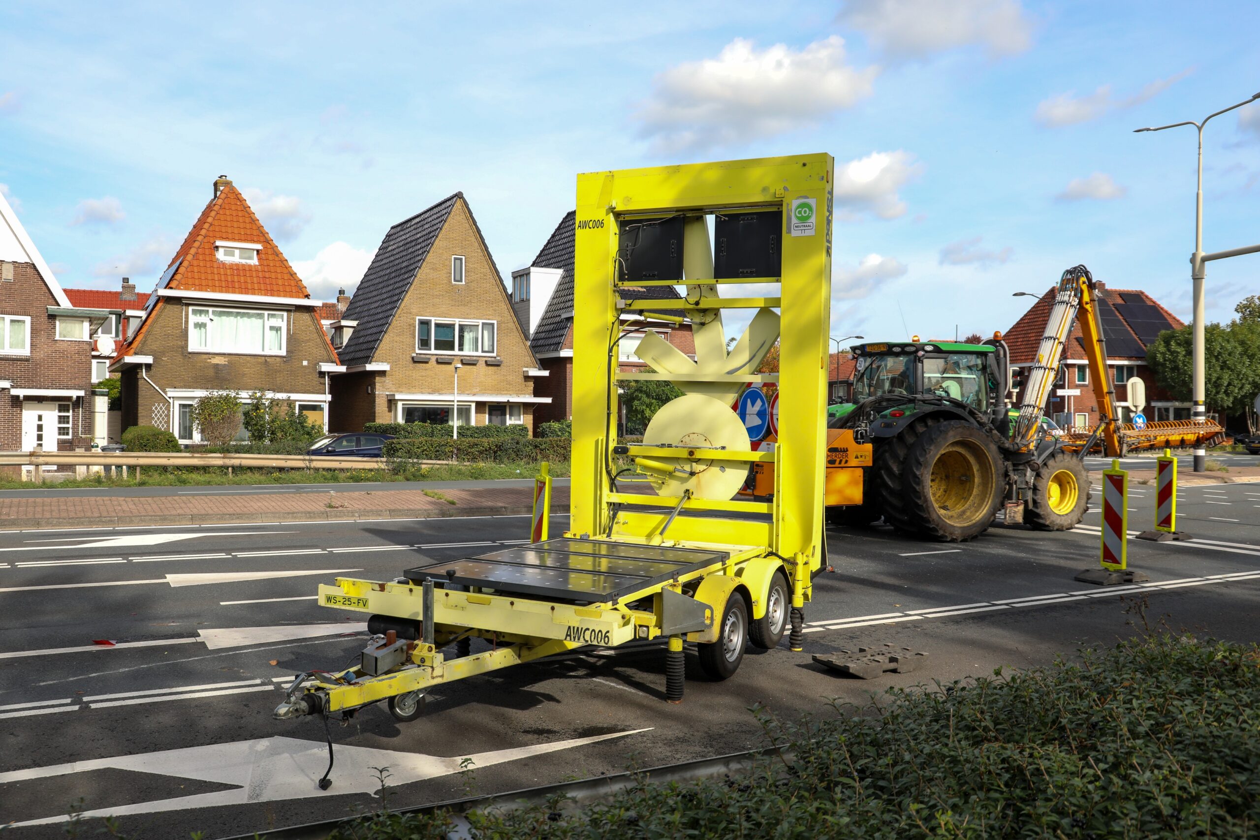 Auto botst op pijlwagen na incident met vrachtwagen op N203 bij Krommenie