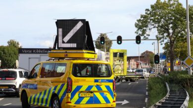 Auto botst op pijlwagen na incident met vrachtwagen op N203 bij Krommenie