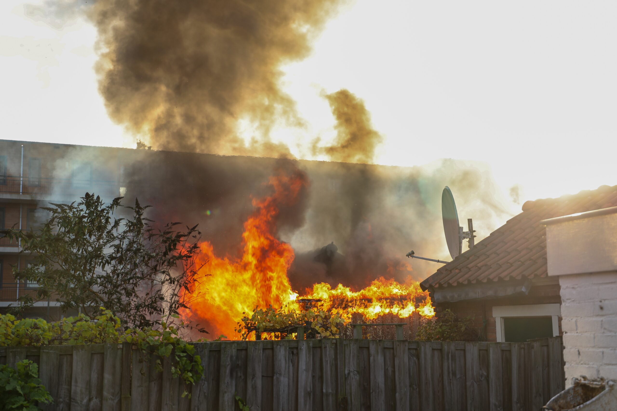 Meerdere schuren in brand aan Zeeuwstraat in Velsen-Noord