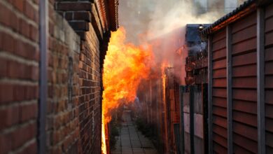 Meerdere schuren in brand aan Zeeuwstraat in Velsen-Noord