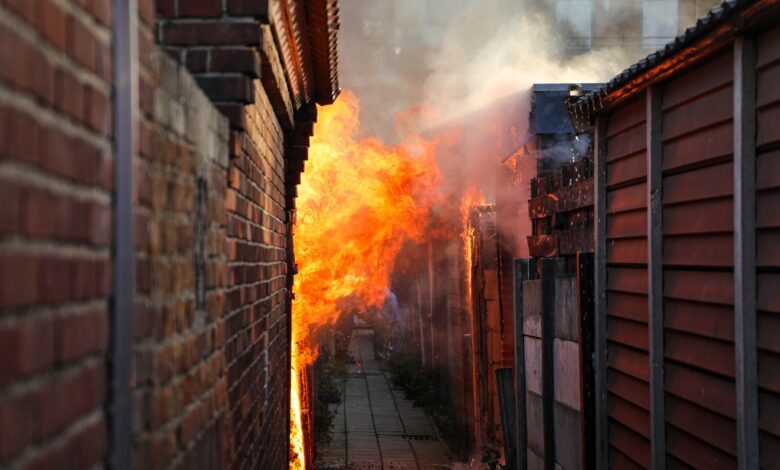 Meerdere schuren in brand aan Zeeuwstraat in Velsen-Noord