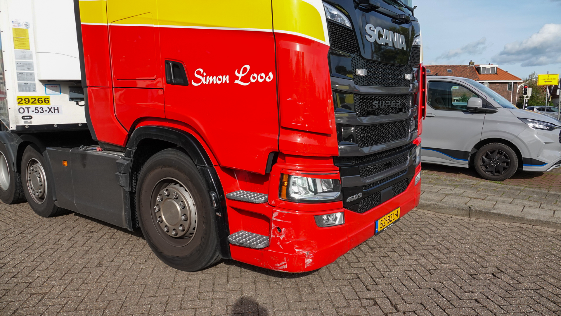 Auto botst op pijlwagen na incident met vrachtwagen op N203 bij Krommenie