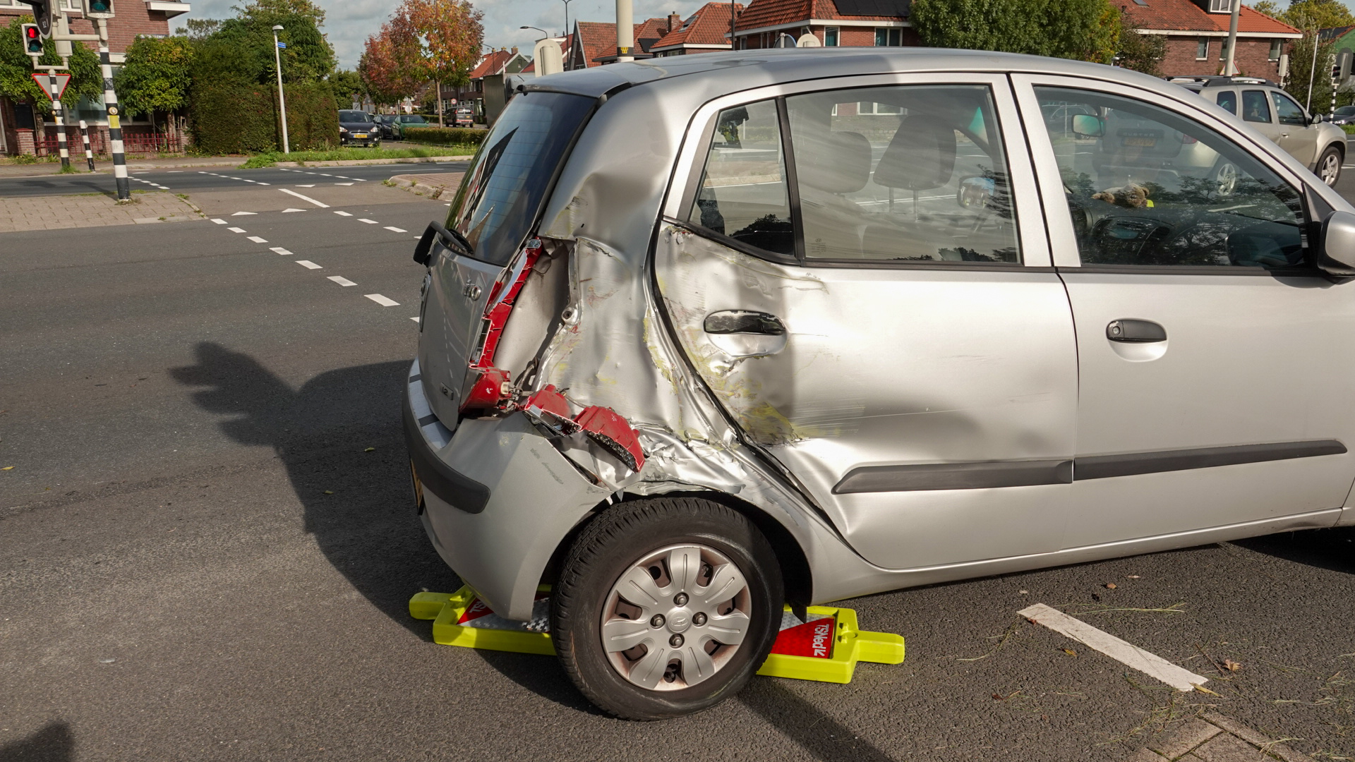 Auto botst op pijlwagen na incident met vrachtwagen op N203 bij Krommenie