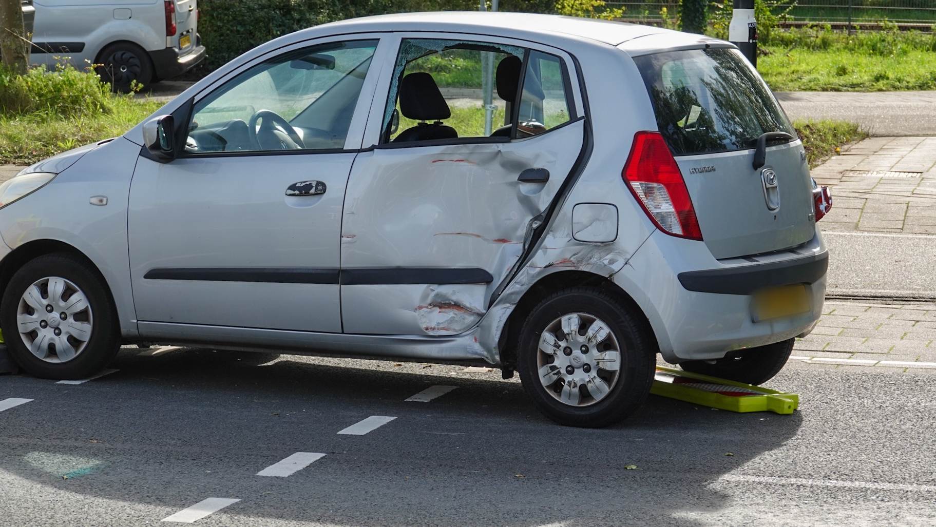 Auto botst op pijlwagen na incident met vrachtwagen op N203 bij Krommenie