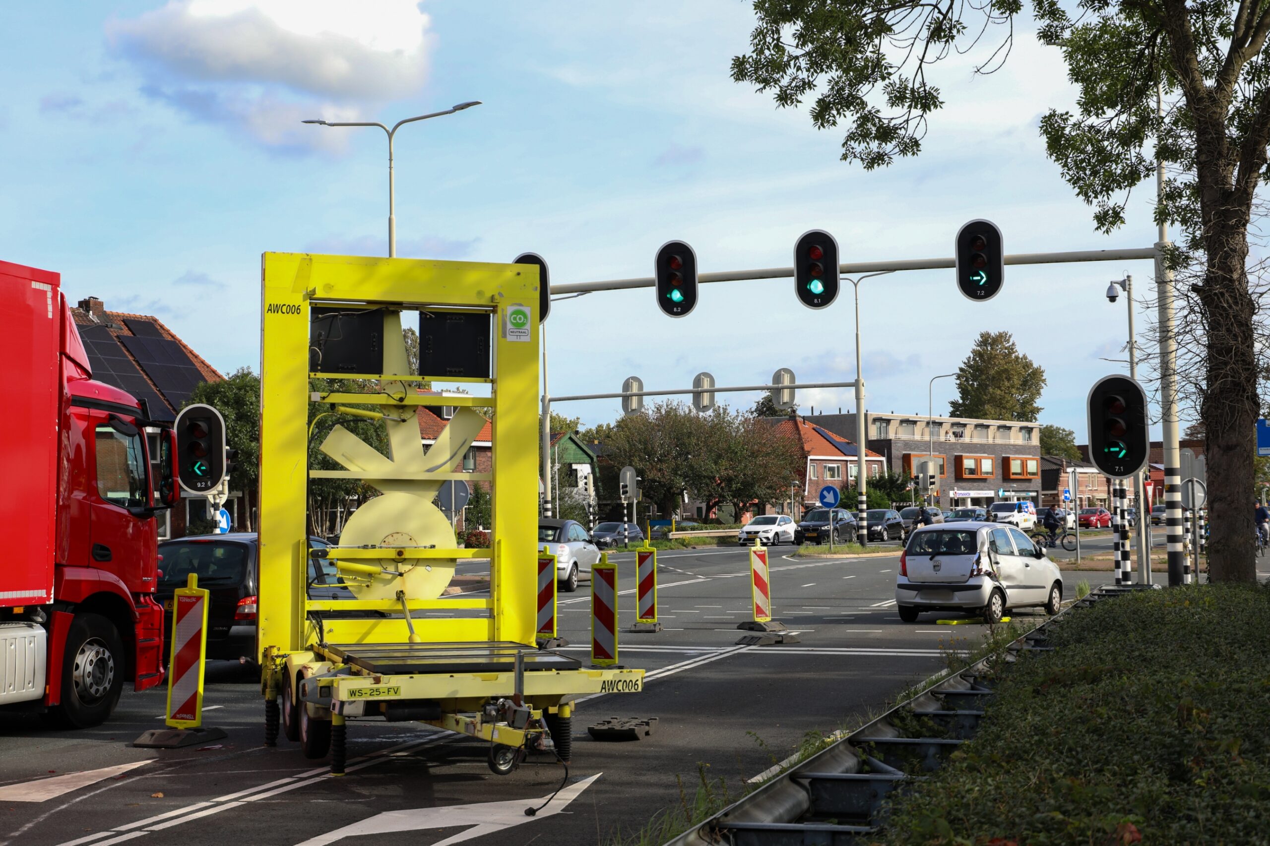 Auto botst op pijlwagen na incident met vrachtwagen op N203 bij Krommenie